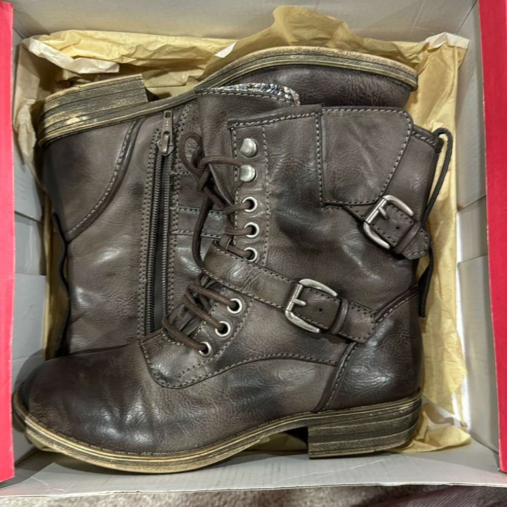 Combat boots